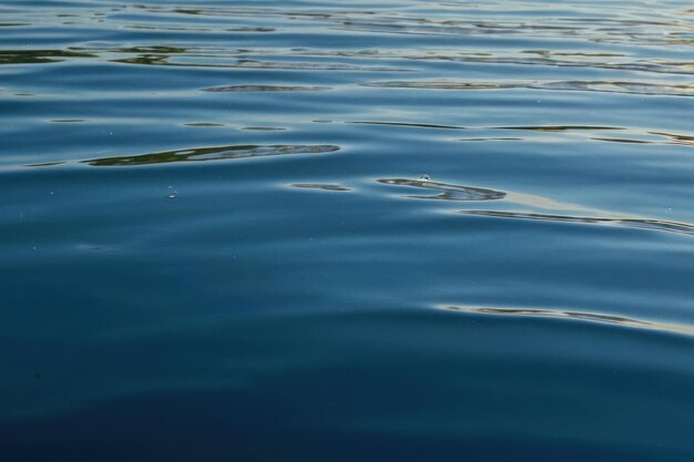 Foto rustige wateroppervlakte