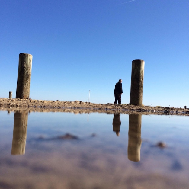 Foto rustige zee tegen een heldere blauwe hemel.