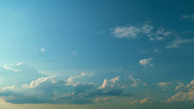 Rustige zonsondergang achtergrond landschap horizon hemel zomer hemel en aarde concept prachtige hemel