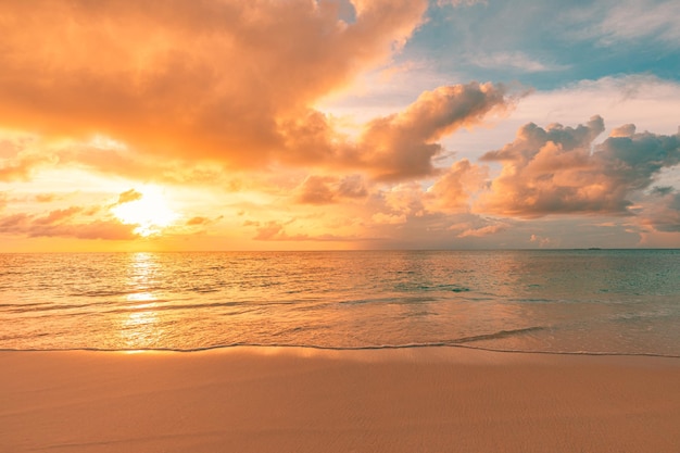 Rustige zonsondergang natuur zee zand lucht wolken en horizon panoramisch banner uitzicht Fantastische natuur