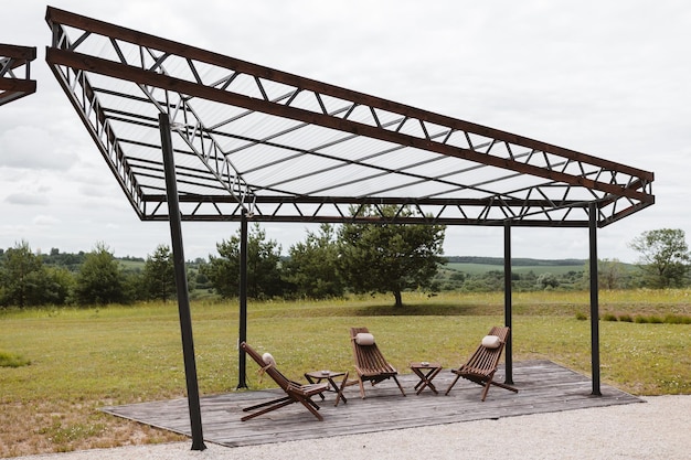 Rustruimte voor gasten Een plek om te ontspannen met houten stoelen en tafels