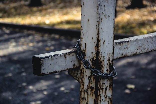 Photo rusty barrier with chain