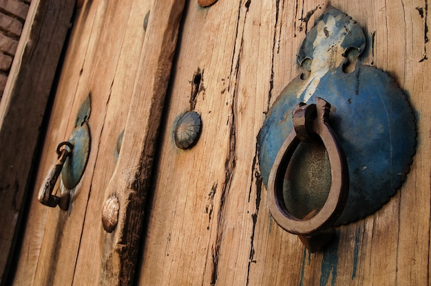 Photo a rusty door handle on a wooden door in the village of el paso