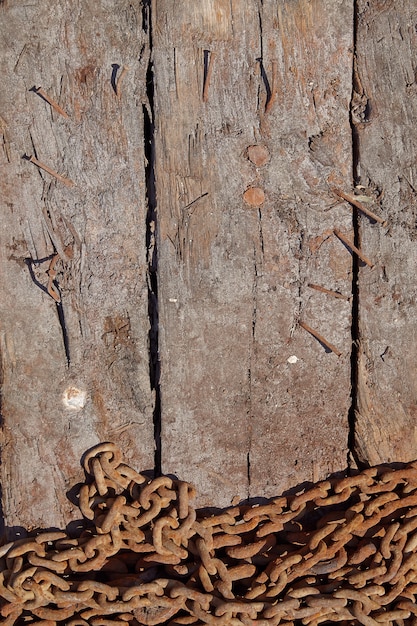 Catena di ferro arrugginito su un tavolo di legno