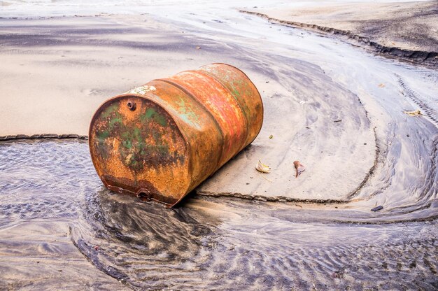 Photo rusty metal on shore at beach