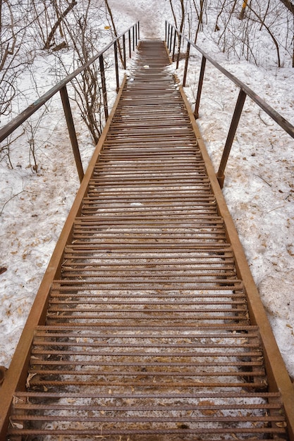 내려가는 녹슨 금속 계단, 녹슨 철 계단 및 난간