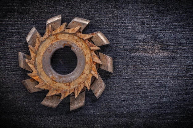 Photo rusty obsolete cutting tool on wooden board construction concept