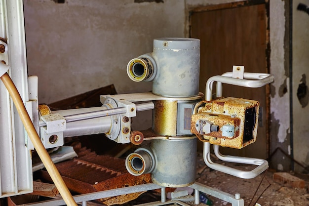 廃墟 の 結核 病院 の 部屋 に 置かれ て いる 腐っ た 古い X 線 装置