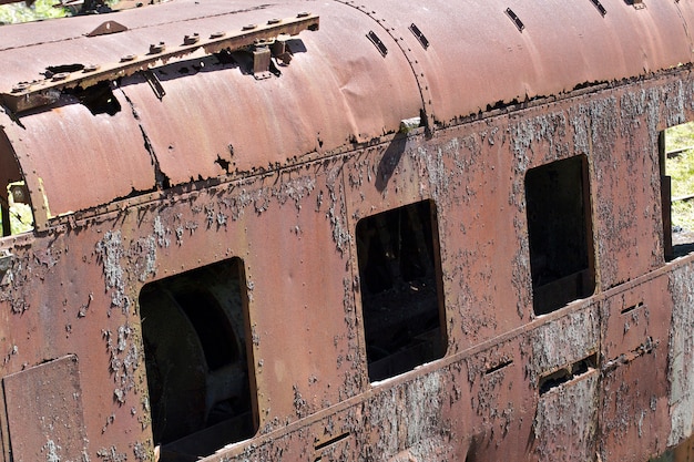 古い鉄道ワゴンのさびた構造