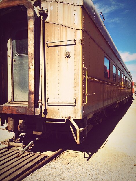 Photo rusty train on field during sunny day