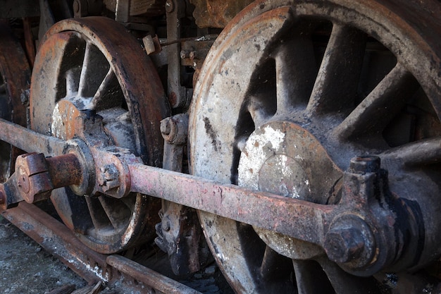 Ruote arrugginite della vecchia locomotiva a vapore