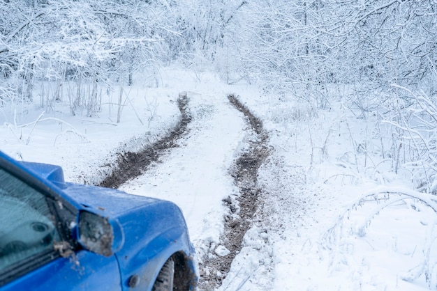 Foto un solco fuori strada dell'auto, sporco e fango