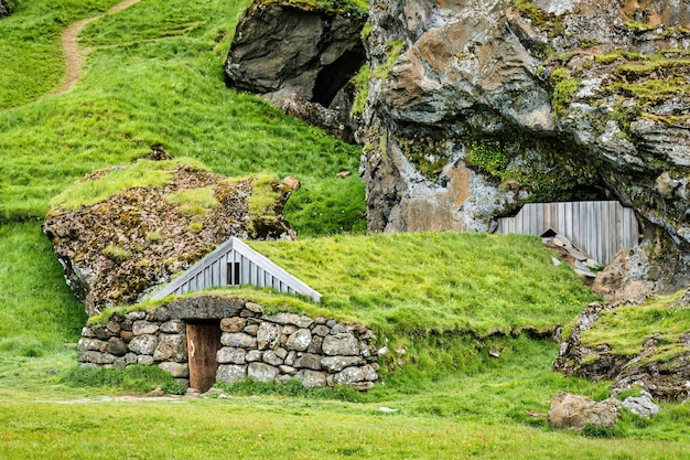 잔디 지붕이 있는 Rutshellir 동굴 잔디 오두막 아이슬란드의 바위 산에 있는 고대 거주지