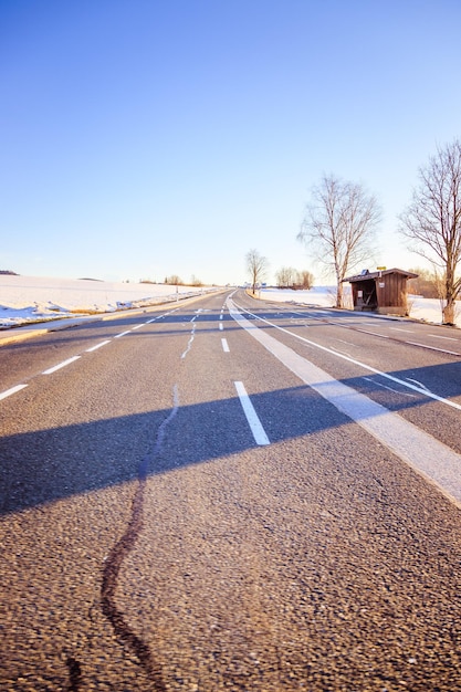 Ruw asfalt op een landweg in Oostenrijk