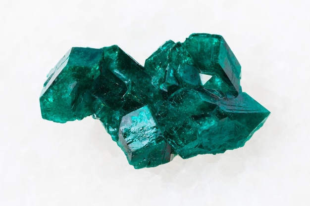 Ruw Dioptase-kristal van edelsteen op wit