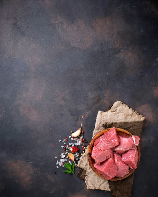 Ruw gehakt vlees met kruiden op roestige achtergrond