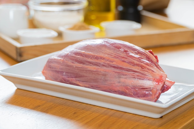 Foto ruw varkensvlees op schotel en ingrediënt.