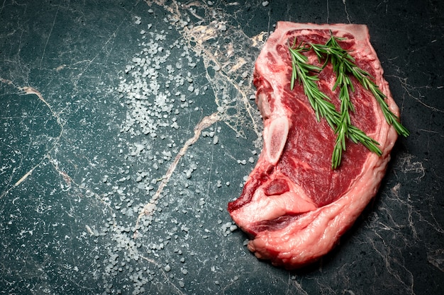 Ruw vers droog verouderd Striploin-lapje vlees en zout