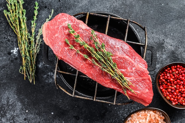 Ruwe biefstuk van de Striploin op een grill, gemarmerd rundvlees