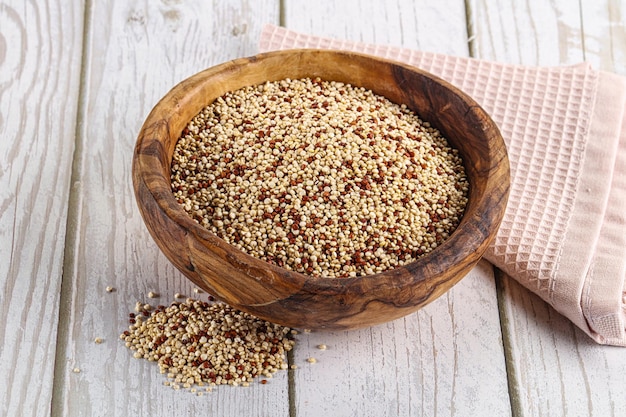 Ruwe droge quinoa graankorrel in de kom