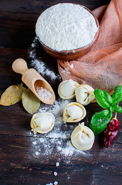 Ruwe dumplings met vlees met bloem