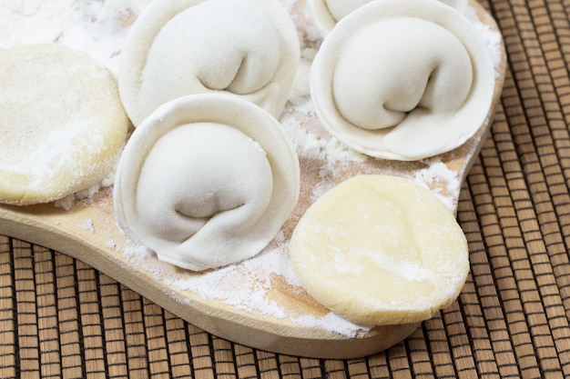 Ruwe dumplings op het bord