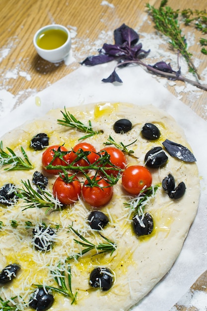 Ruwe eigengemaakte Focaccia op een houten lijst