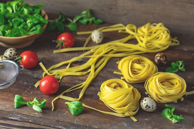 Ruwe eigengemaakte Italiaanse typische noedels van deegwarenlinguine