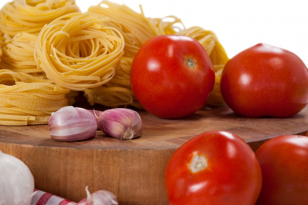 Ruwe fettuccine met tomaten, knoflook en uien