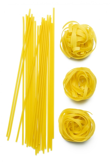 Ruwe geïsoleerde tagliatelledeegwaren en spaghetti