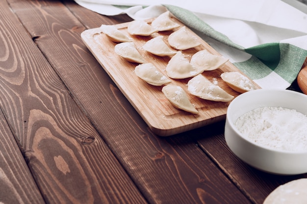 Ruwe gevulde Russische dumplings op houten snijplank