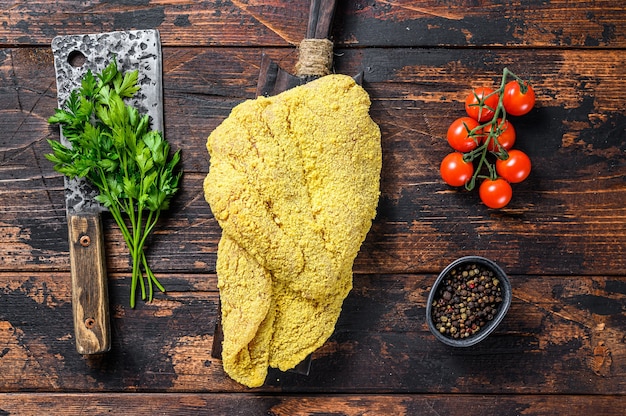 Ruwe grote Weense schnitzel op een snijplank