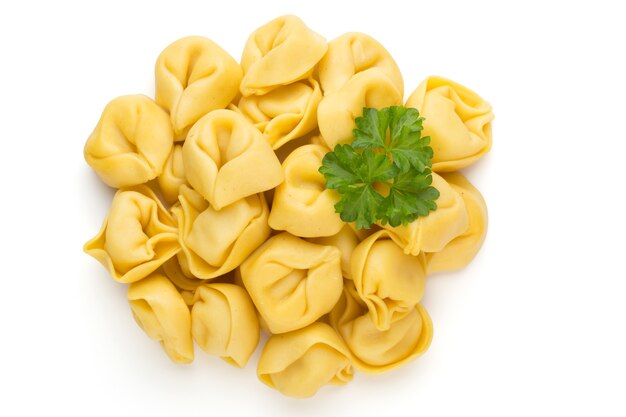 Ruwe huisgemaakte deegwaren, tortellini met kruiden.