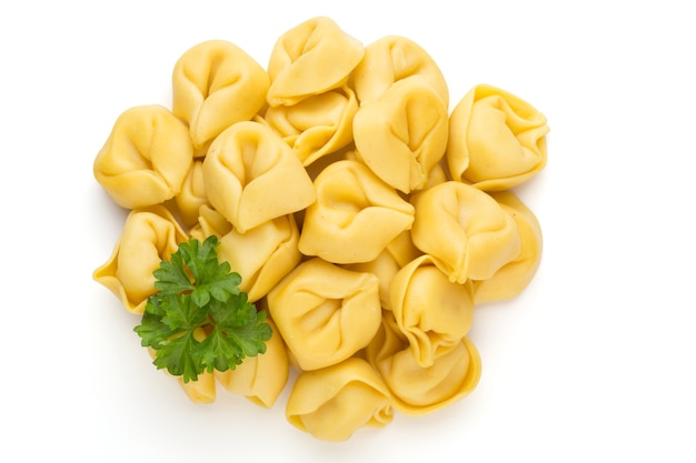 Ruwe huisgemaakte deegwaren, tortellini met kruiden.