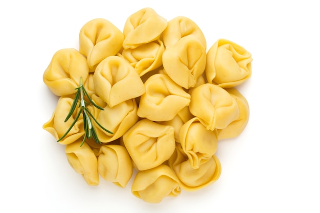 Ruwe huisgemaakte deegwaren, tortellini met kruiden