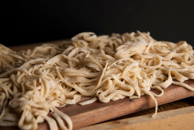 Ruwe huisgemaakte pasta. Handgemaakte traditionele pasta.