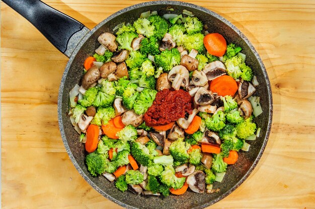Ruwe ingrediënten Klaar om te koken Recept voor stoofvlees met kip Europese keuken gekookt met een garnituur van champignons, kleine uien en andere