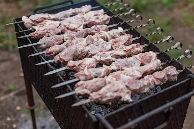 Ruwe kebab gekookt op de grill, buitenshuis