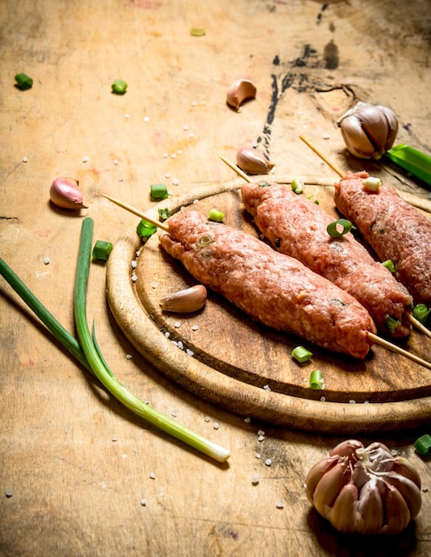 Ruwe kebab van rundvlees met knoflook en uien.