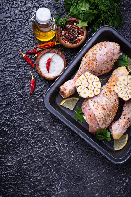 Ruwe kippenbenen met kruiden klaar voor het koken