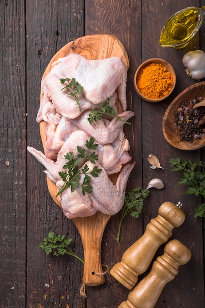 Ruwe kippenvleugels met ingrediënten voor het koken