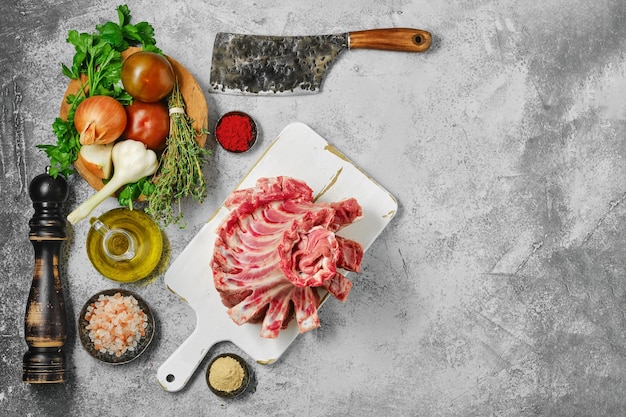 Ruwe lamsribben met ingrediënten om te koken