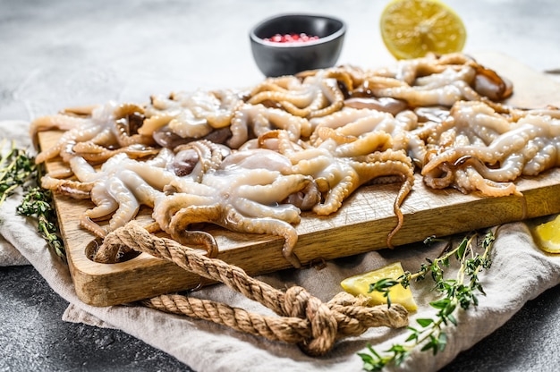 Ruwe octopus op een houten dienblad