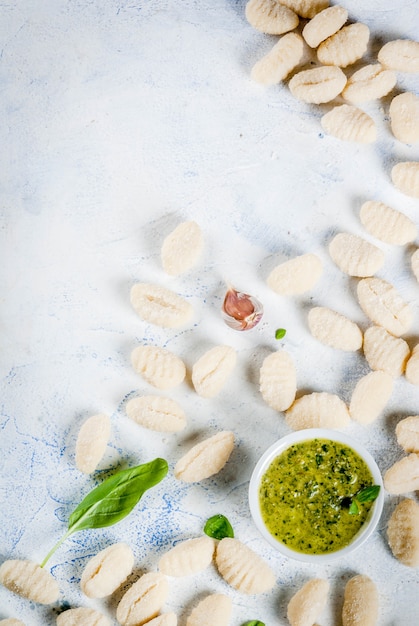 Ruwe ongekookte eigengemaakte aardappelgnocchi met bloem