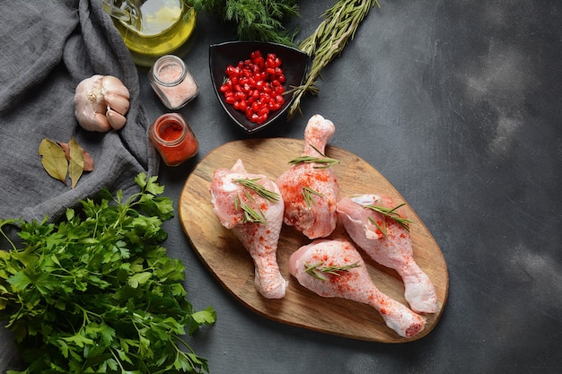 Ruwe ongekookte kippenpoten voor barbecuegrill