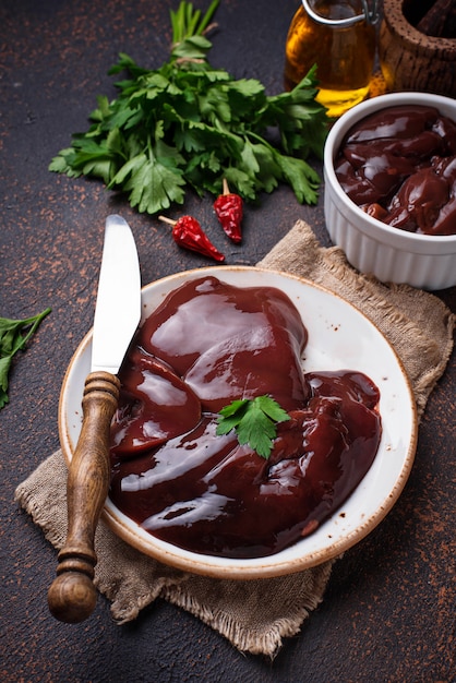 Ruwe ongekookte lever en kruiden voor het koken