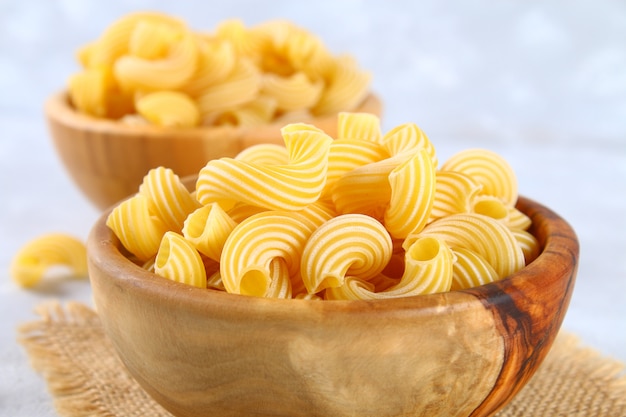 Ruwe Pasta Cavatappi of Cellentani op een grijze tafel