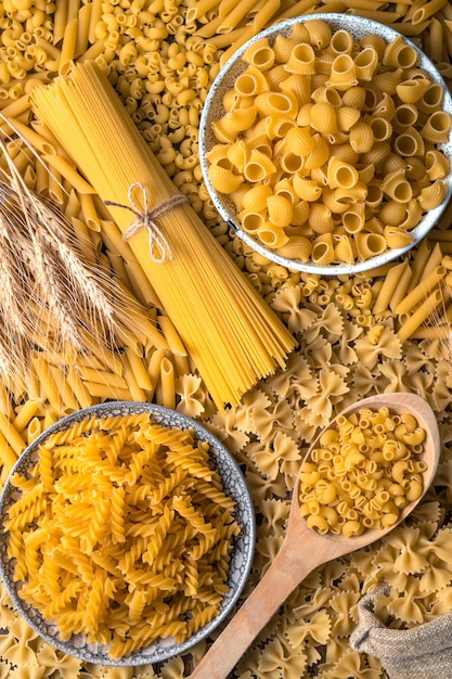 Ruwe pasta van verschillende soorten op tafel.