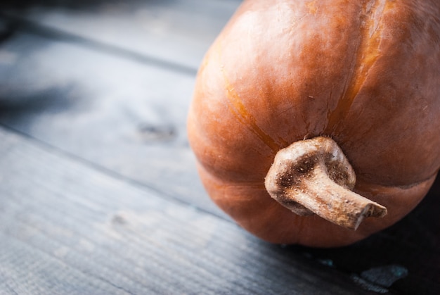 Ruwe pompoen op een houten tafel