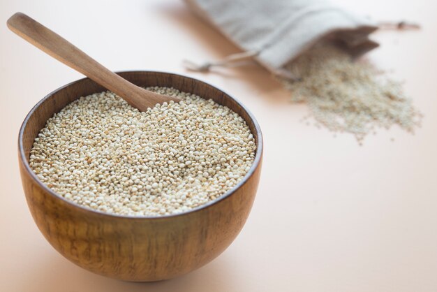 Ruwe quinoa dichte omhooggaand in een houten kom